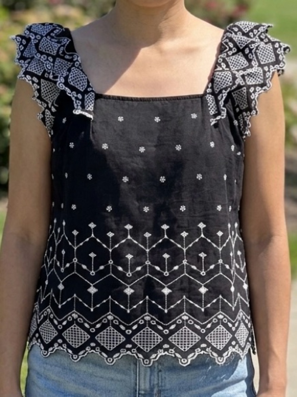 Old Navy Black White Cotton Embroidered Eyelet Flutter Sleeve Top S Petite EUC